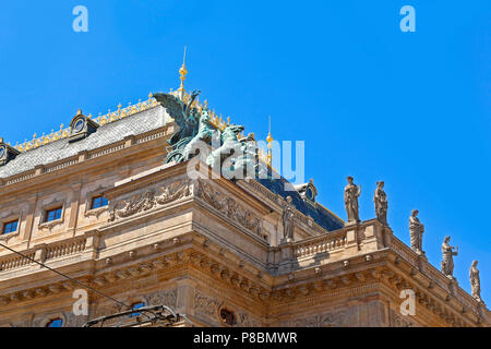 Théâtre National, des détails architecturaux, des statues, des chars, grand soleil, ciel bleu. La vieille ville de Prague République Tchèque Banque D'Images