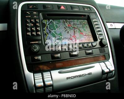 Porsche Cayenne Turbo 2003 rapide modèle SUV - montrant close up of in-car entertainment system avec sat nav à l'écran Banque D'Images