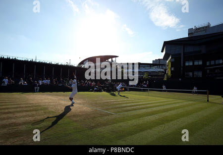 Tad Maclean et Anton Matoucewitch en action le huitième jour du tournoi de Wimbledon à l'All England Lawn Tennis et croquet Club, Wimbledon. ASSOCIATION DE PRESSE Photo. Photo date : mardi 10 juillet 2018. Voir l'histoire de Wimbledon TENNIS PA. Crédit photo doit se lire : Steven Paston/PA Wire. RESTRICTIONS : un usage éditorial uniquement. Pas d'utilisation commerciale sans l'accord préalable écrit de l'. PROFILS TÊTES L'utilisation de l'image fixe seulement - pas d'images en mouvement pour émuler la diffusion. Pas de superposition ou l'enlèvement de parrain/ad logos. Appelez le  +44 (0)1158 447447 pour de plus amples informations. Banque D'Images