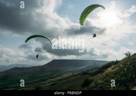 Paysage montagneux avec parachutistes volant dans le ciel, Crimea, Ukraine, mai 2013 Banque D'Images