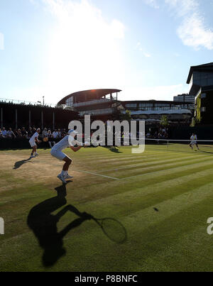 Tad Maclean et Anton Matoucewitch en action le huitième jour du tournoi de Wimbledon à l'All England Lawn Tennis et croquet Club, Wimbledon. Banque D'Images