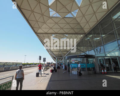 STANSTED, Royaume-Uni - CIRCA Juin 2018 : les voyageurs à l'aéroport de Londres Stansted design par l'architecte Lord Norman Foster Banque D'Images