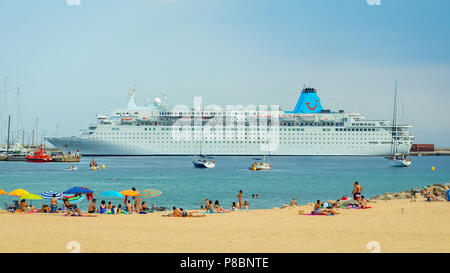 Grand navire, noms Marella, rêve de Malte, sur un port d'un petit village espagnol en Costa Brava. 09. 07. 2018 Espagne Banque D'Images