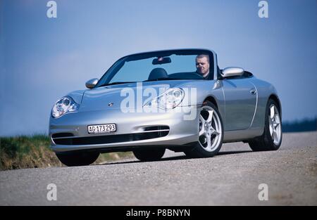 Porsche 911 Carrera Cabriolet - année modèle 2002 en métal argenté et en montrant l'avant et vue latérale Banque D'Images