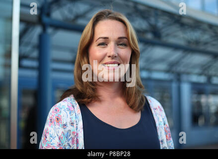 Hannah Deacon, mère de six ans Alfie Dingley, lors d'un entretien avec la presse, après son arrivée à l'aéroport de London City avec un approvisionnement de cannabis médical pour traiter son fils épileptique à la suite d'une licence à long terme pour l'huile de cannabis étant accordée à la famille par le Home Office. Banque D'Images