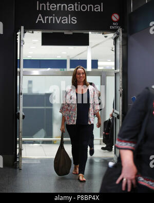 Hannah Deacon, la mère de six ans Alfie Dingley, arrive à l'aéroport de London City en tant qu'elle arrive au Royaume-Uni avec une offre de cannabis médical pour traiter son fils épileptique à la suite d'une licence à long terme pour l'huile de cannabis étant accordée à la famille par le Home Office. Banque D'Images