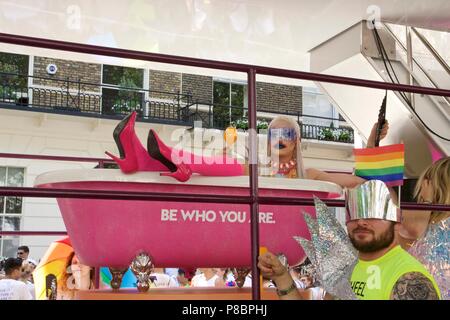 Une drag queen dans une baignoire à remous rose qui dit "être qui vous êtes' sur l'hôtel W flottent dans le défilé de la fierté de Londres 2018 Banque D'Images