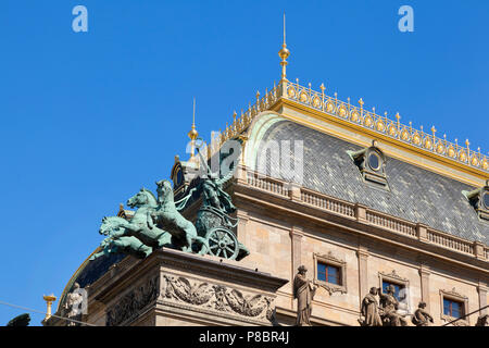 Théâtre National, des détails architecturaux, des statues, des chars, grand soleil, ciel bleu. La vieille ville de Prague République Tchèque Banque D'Images