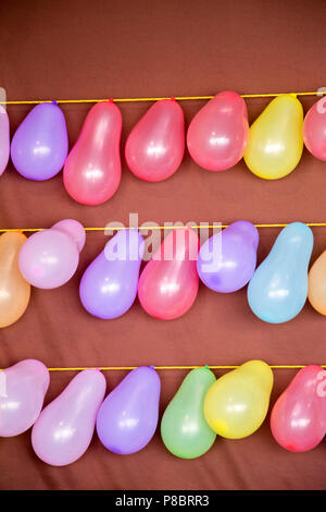 Jeu de tir ballon avec des ballons attachés sur une chaîne Banque D'Images