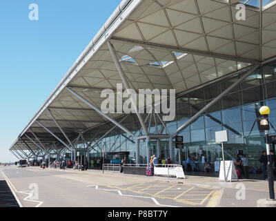 STANSTED, Royaume-Uni - CIRCA Juin 2018 : les voyageurs à l'aéroport de Londres Stansted design par l'architecte Lord Norman Foster Banque D'Images