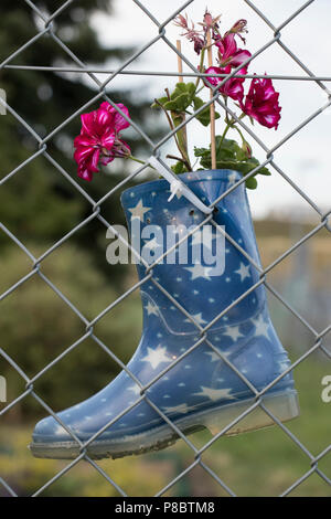 Bottes enfants rempli de plantes Banque D'Images