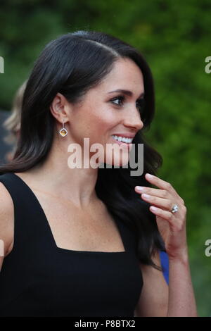 La Duchesse de Sussex participe à une fête d'été à la résidence de l'ambassadeur britannique à Glencairn House, lors d'une visite à Dublin, Irlande avec son mari le duc de Sussex. Banque D'Images