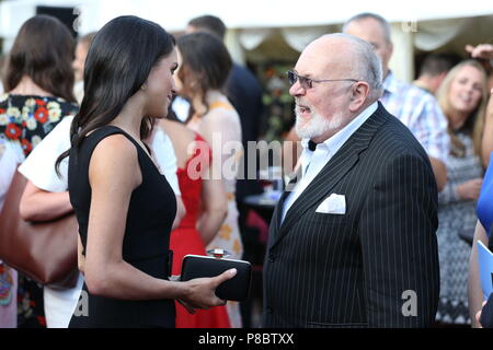 La Duchesse de Sussex, parle avec le sénateur David Norris alors qu'elle assiste à une fête d'été à la résidence de l'ambassadeur britannique à Glencairn House, lors d'une visite à Dublin, Irlande avec son mari le duc de Sussex. Banque D'Images