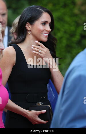 La Duchesse de Sussex participe à une fête d'été à la résidence de l'ambassadeur britannique à Glencairn House, lors d'une visite à Dublin, Irlande avec son mari le duc de Sussex. Banque D'Images