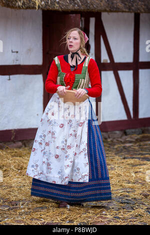 Femme vêtue de vêtements traditionnels du 17 au 18 siècle, le musée en plein air Frilandsmuseet, Lyngby, Danemark, Banque D'Images