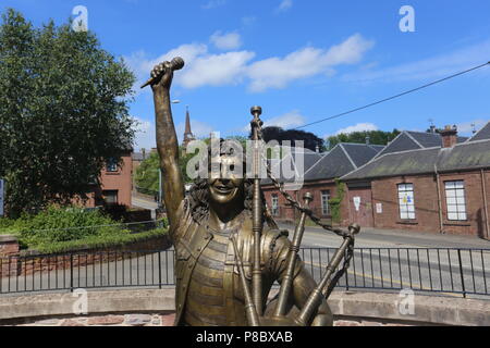Statue grandeur nature de la vie AC/DC Bon Scott chanteur en juillet 2018 à Kirriemuir en Ecosse Banque D'Images