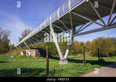 Reste de ce qu'on appelle rideau de fer en vertu de la liberté vélo pont enjambant la rivière Morava entre la Slovaquie et l'Autriche à Devinska Nova Ves, Bratislava Banque D'Images