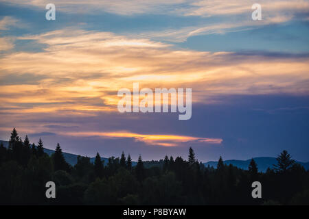 Coucher du soleil à Wetlina, dans l'ouest de Bieszczady en Pologne Banque D'Images