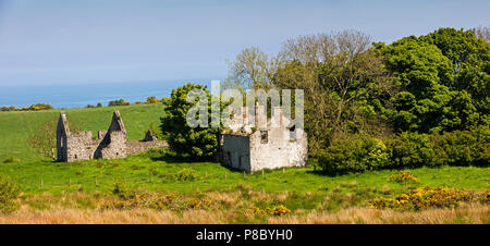 Royaume-uni, Irlande du Nord, Co Antrim, Islandmagee, Les Gobbins, de l'épave vieux bâtiments de ferme, vue panoramique Banque D'Images