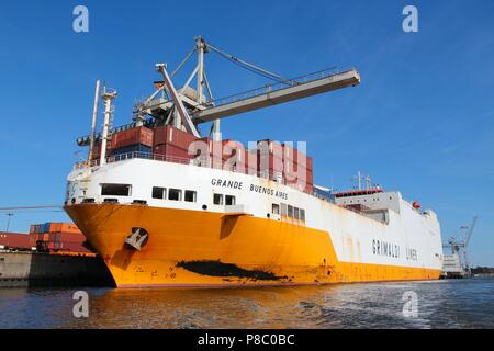 Hambourg, Allemagne - le 28 août 2014 : Grande Buenos Aires de Grimaldi Lines est chargé dans le port de Hambourg. Le port maritime est le 15e plus fréquentés du monde i Banque D'Images