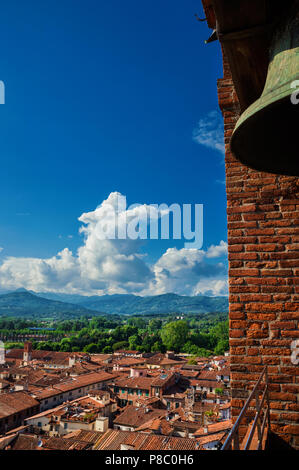 Avis de Lucca centre historique médiéval de 'Torre delle ore' (tour de l'horloge de l'observatoire) Banque D'Images