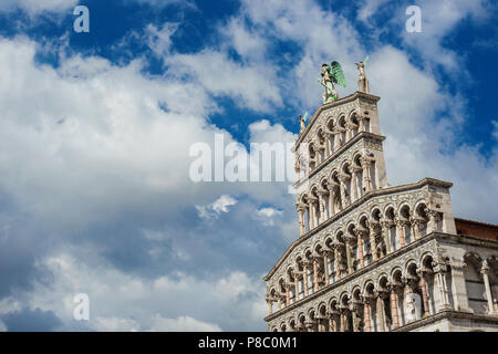 Église Saint Micheal in Foro belle façade romane médiévale dans la ville de Lucca, Toscane, érigée au 13e siècle (avec des nuages et de copie spa Banque D'Images