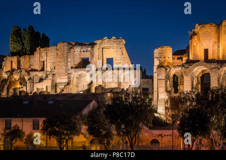 Le Circo Massimo et la colline du Palatin ruines allumé au coucher du soleil, à Rome, Italie. Banque D'Images