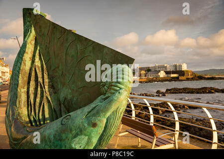 Royaume-uni, Irlande du Nord, Co Londonderry, Portstewart, Bateau de Pêche Promenade sculpture par Niall O'Neill Banque D'Images