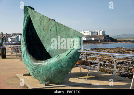 Royaume-uni, Irlande du Nord, Co Londonderry, Portstewart, bateau de pêche sculpture par Niall O'Neill Banque D'Images