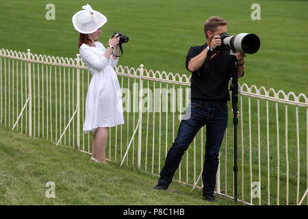 Hoppegarten, élégamment vêtue femme avec chapeau et photographe de presse prise de photos Banque D'Images