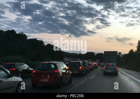 Herford, Allemagne, embouteillage sur l'A2 en direction de Dortmund au crépuscule Banque D'Images