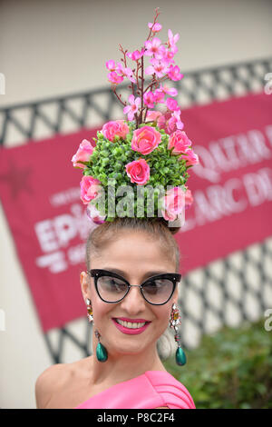 Chantilly, France, femme avec un chapeau et des lunettes à l'hippodrome Banque D'Images