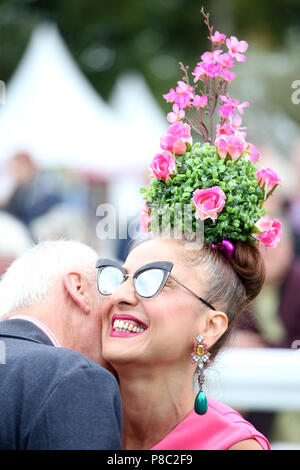 Chantilly, France, femme avec un chapeau et des lunettes est d'être embrassé par un homme Banque D'Images