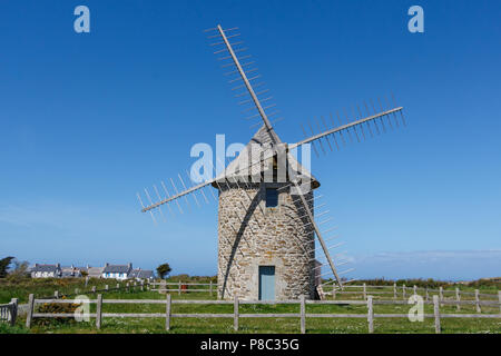 Vieux moulin à Cleden Cap Sizun lors d'une journée de printemps ensoleillée Banque D'Images