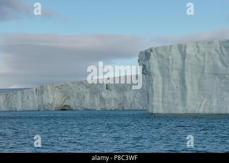 Bråsvellbreen, le glacier de Bråsvell, un glacier de Norgaustlandet, Svalbard, et une partie de la calotte glaciaire arctique Austfonna, Norvège. Banque D'Images