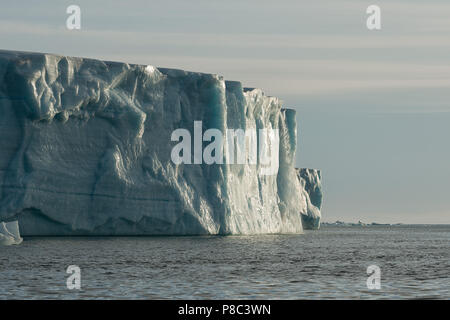 Bråsvellbreen, le glacier de Bråsvell, un glacier de Norgaustlandet, Svalbard, et une partie de la calotte glaciaire arctique Austfonna, Norvège. Banque D'Images