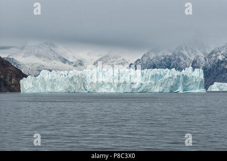 Kangertittitaq, Groenland.Énorme iceberg dans le fjord Scoresby Sund. Banque D'Images