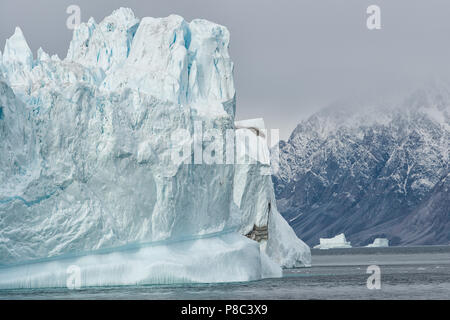 Kangertittitaq, Groenland.Énorme iceberg dans le fjord Scoresby Sund. Banque D'Images