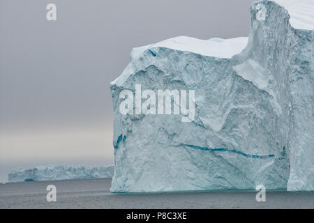 Kangertittitaq, Groenland.Énorme iceberg dans le fjord Scoresby Sund. Banque D'Images