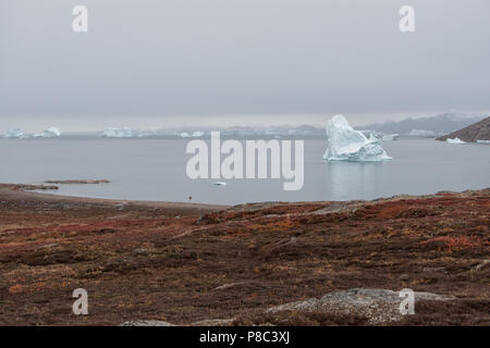 Kangertittitaq, Groenland.Énorme iceberg dans le fjord Scoresby Sund. Banque D'Images