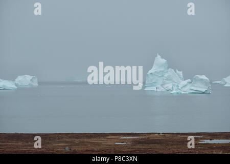 Kangertittitaq, Groenland.Énorme iceberg dans le fjord Scoresby Sund. Banque D'Images