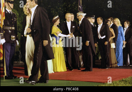 1976, 7 juillet - L'allée - La Maison Blanche - Washington, DC - Gerald R. Ford, la reine Elizabeth II, Henry Catto ; Cary Grant ; réduite - message d'accueil, de liaison, de standing, de parler ; vous en ligne sur la droite du châssis ; long shot de pelouse Sud ; cravate blanche usure formelle - ligne de réception avant de dîner d'État en l'honneur de la reine Elizabeth II et le Prince Philip - acteur américain d'origine anglaise Banque D'Images