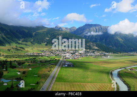 Alpes suisses de Airshot Samedan dans la haute Engadine, où est situé l'aéroport le plus élevé d'Europe Banque D'Images