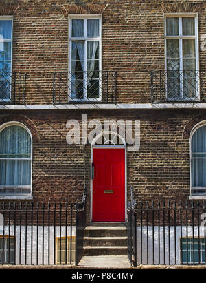 Maison de ville géorgienne avec porte rouge à Londres. Banque D'Images