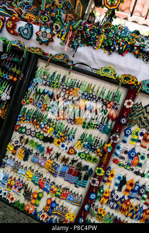 PUERTO VALLARTA, MEXIQUE - Mars 10, 2018 : Souvenir stall affiche un assortiment de bijoux en perles, pinces à cheveux et de l'artisanat à la Banque D'Images