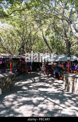 PUERTO VALLARTA, MEXIQUE - Mars 10, 2018 : l'entrée de l'Île Cuale Brocante, vendeurs afficher un tableau de souvenirs colorés à vendre dans le vieux Porto Banque D'Images