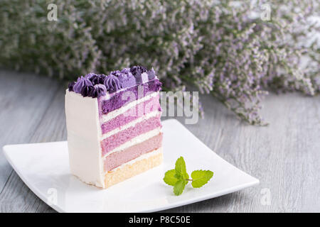 Gâteau aux bleuets avec fleur sur bois.Copier l'espace. Banque D'Images