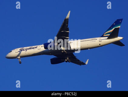 VNUKOVO, DANS LA RÉGION DE MOSCOU, RUSSIE - 10 octobre 2010 : Yakutia airlines Boeing 757-200 l'atterrissage à l'aéroport international de Vnukovo. Banque D'Images