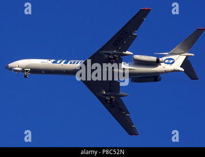 VNUKOVO, DANS LA RÉGION DE MOSCOU, RUSSIE - 10 octobre 2010 : Tupolev Ту-134АК compagnie Utair l'atterrissage à l'aéroport international de Vnukovo. Banque D'Images