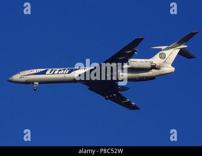 VNUKOVO, DANS LA RÉGION DE MOSCOU, RUSSIE - 10 octobre 2010 : Tupolev Tu-154M compagnie Utair atterrissage à l'aéroport international de Vnukovo. Banque D'Images